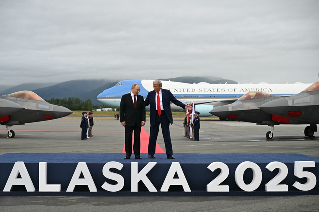 Ông Trump và màn phô diễn sức mạnh quân sự Mỹ khi tiếp ông Putin ở Alaska - Ảnh 1.