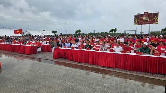 An Giang: 5.000 người hát quốc ca trong chương trình “Cùng Việt Nam tiến bước” - Ảnh 1.