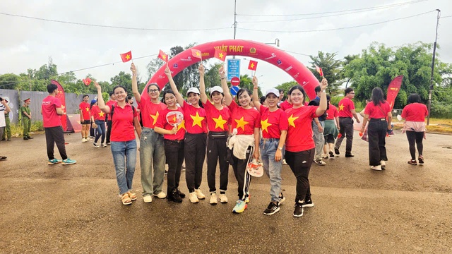 An Giang: 5.000 người hát quốc ca trong chương trình “Cùng Việt Nam tiến bước” - Ảnh 4.