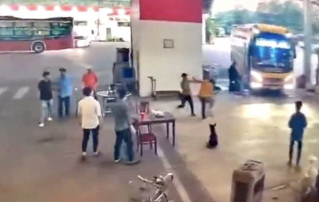 TP.HCM: Mâu thuẫn vì tranh giành khách, nhân viên nhà xe đánh nhau- Ảnh 1.