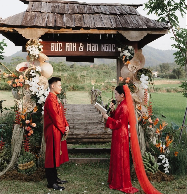 Độc lạ cặp đôi tổ chức đám cưới giữa đồng lúa, trang trí bằng đậu, ngô, khoai… - Ảnh 2.