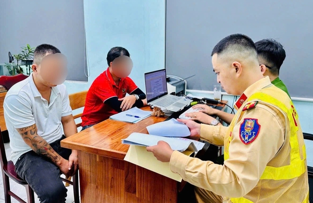 Vụ phụ xe ngồi giữa QL1 chặn đường xe khác: Do tranh giành khách- Ảnh 1.