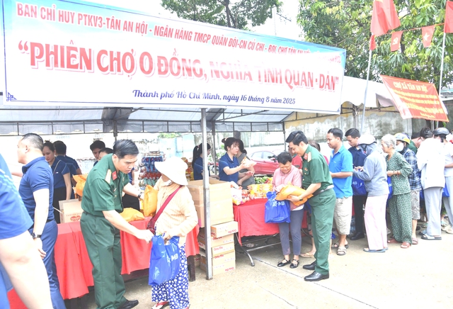 'Phiên chợ 0 đồng, nghĩa tình quân - dân' ở TP.HCM: Trao tặng hàng trăm phần quà- Ảnh 1.