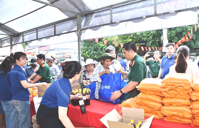 'Phiên chợ 0 đồng, nghĩa tình quân - dân' ở TP.HCM: Trao tặng hàng trăm phần quà- Ảnh 3.