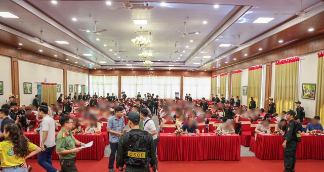 200 người đang say sưa hội thảo, công an ập vào phá 'ổ' đa cấp lừa đảo - Ảnh 1.