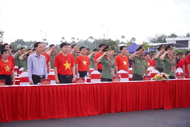 Khoảng 5.000 người ở Vĩnh Long đi bộ 'Cùng Việt Nam tiến bước'- Ảnh 1.