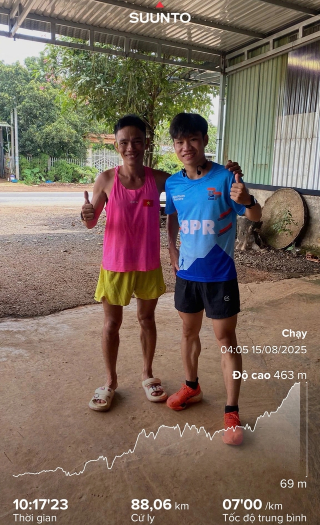 'Dị nhân' chạy bộ xuyên Việt: Rã người vì gặp mưa liên tục - Ảnh 2.