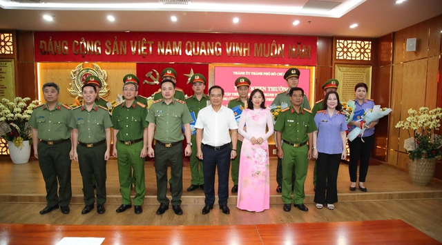 Khen thưởng Công an TP.HCM sau vụ triệt phá đường dây đánh bạc 20.000 tỉ đồng- Ảnh 1.