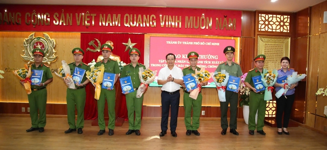 Khen thưởng Công an TP.HCM sau vụ triệt phá đường dây đánh bạc 20.000 tỉ đồng- Ảnh 4.