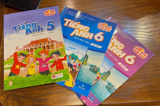 Thêm nhiều trường học ở Hà Nội bị phụ huynh nghi phát sách giả - Ảnh 1.