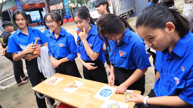Xây dựng văn hóa giao thông với người trẻ- Ảnh 3. Xây dựng văn hóa giao thông với người trẻ- Ảnh 3.