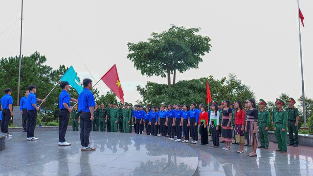 Tuổi trẻ Quảng Ngãi hành trình 'Tôi yêu Tổ quốc tôi' tại xã biên giới Bờ Y - Ảnh 1.