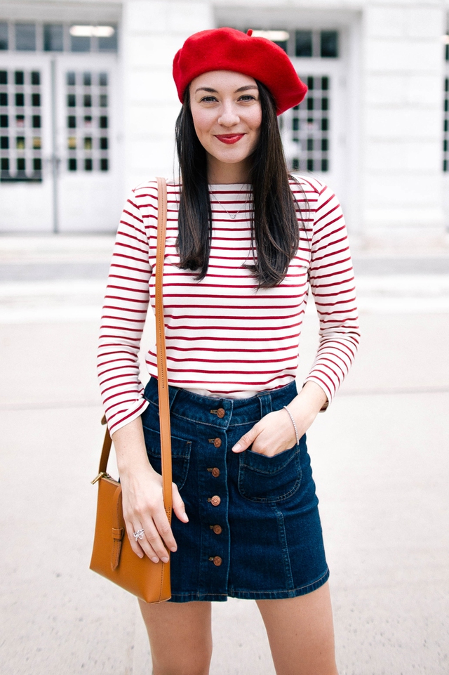 Phong cách Paris sang trọng với chân váy denim mini và áo thun kẻ sọc- Ảnh 5.