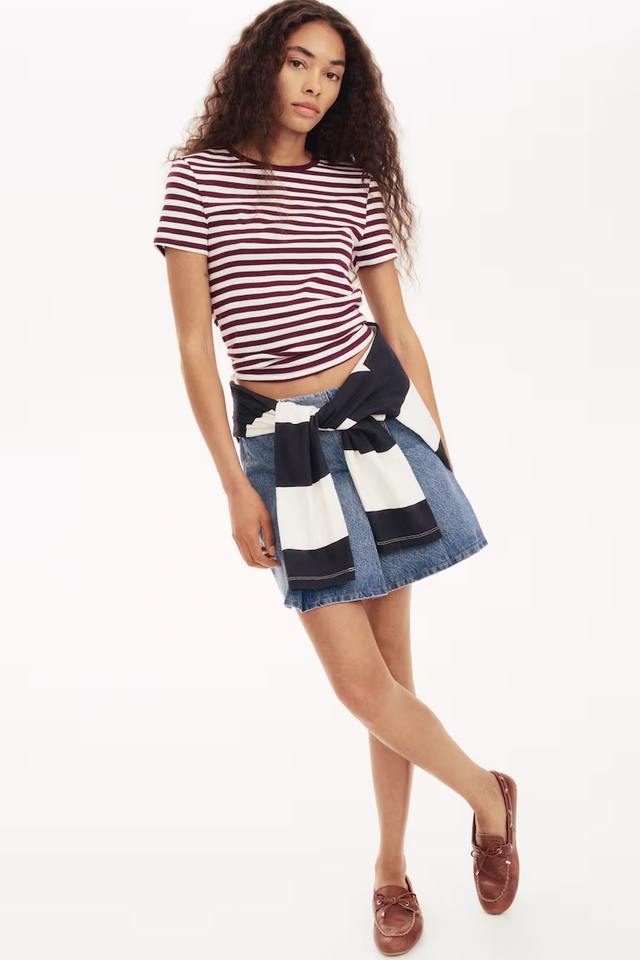Phong cách Paris sang trọng với chân váy denim mini và áo thun kẻ sọc- Ảnh 6.