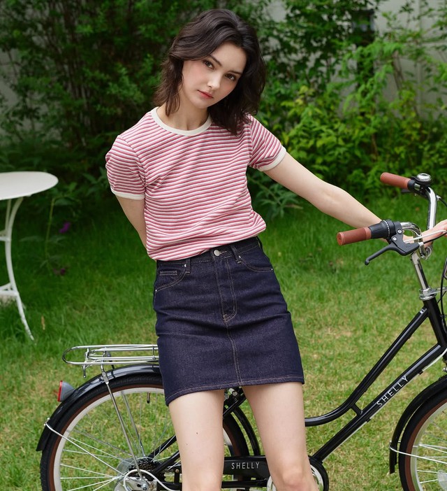 Phong cách Paris sang trọng với chân váy denim mini và áo thun kẻ sọc- Ảnh 2.