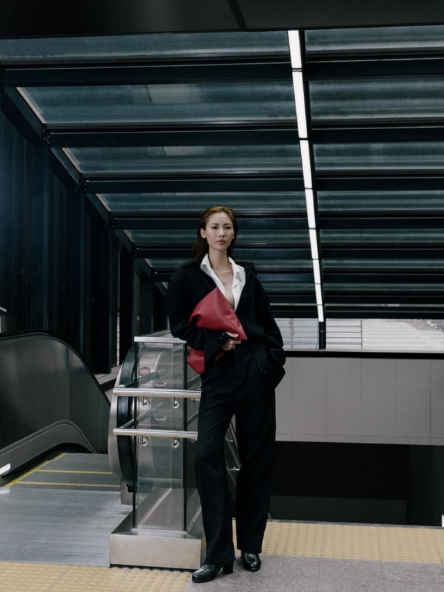 Tông màu đỏ đậm với sức hút không thể chối từ- Ảnh 7. Tông màu đỏ đậm với sức hút không thể chối từ- Ảnh 7.