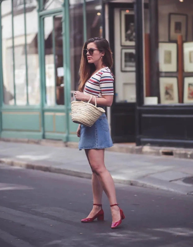 Phong cách Paris sang trọng với chân váy denim mini và áo thun kẻ sọc- Ảnh 3.