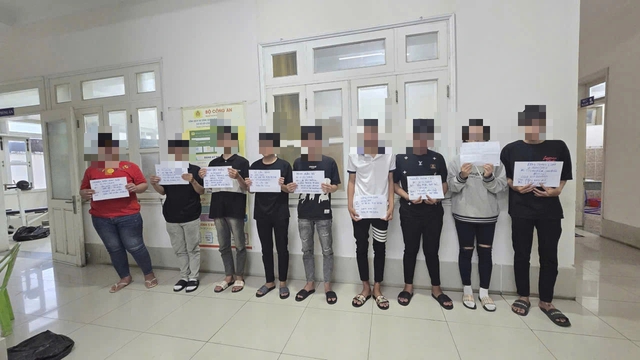 CSGT TP.HCM bắt 23 thanh thiếu niên hẹn nhau 'biểu diễn' xe máy lúc rạng sáng- Ảnh 1.