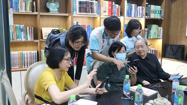 Người trẻ dạy công nghệ miễn phí cho người lớn tuổi- Ảnh 1. Người trẻ dạy công nghệ miễn phí cho người lớn tuổi- Ảnh 1.