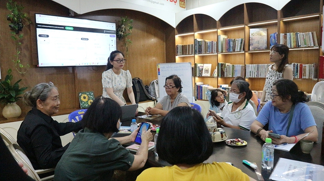 Người trẻ dạy công nghệ miễn phí cho người lớn tuổi- Ảnh 2. Người trẻ dạy công nghệ miễn phí cho người lớn tuổi- Ảnh 2.