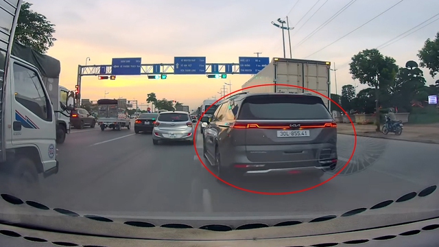 Phẫn nộ ô tô không bật xi-nhan, liên tục 'xào chẻ' chuyển làn trên quốc lộ - Ảnh 1.