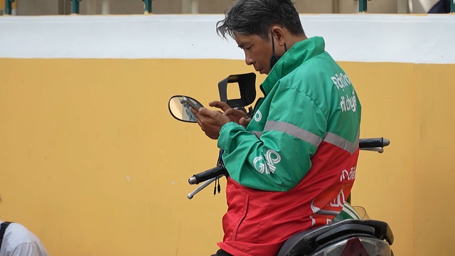 Người lớn tuổi 'nghiện' video AI: Giải trí tiện lợi nhưng tiềm ẩn rủi ro - Ảnh 3.