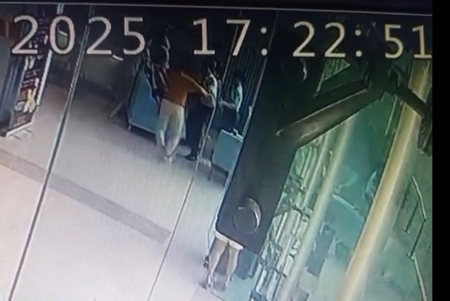 TP.HCM: 2 vợ chồng trẻ hành hung người phụ nữ 60 tuổi tại sảnh chung cư- Ảnh 3. TP.HCM: 2 vợ chồng trẻ hành hung người phụ nữ 60 tuổi tại sảnh chung cư- Ảnh 3.