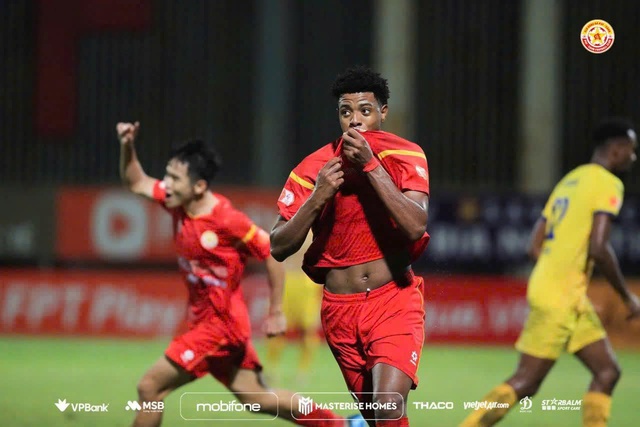 PVF-CAND tạo sốc lớn, ‘song sát’ ngoại binh đánh bại SLNA: Lời chào V-League còn gì ngọt ngào hơn! - Ảnh 3.