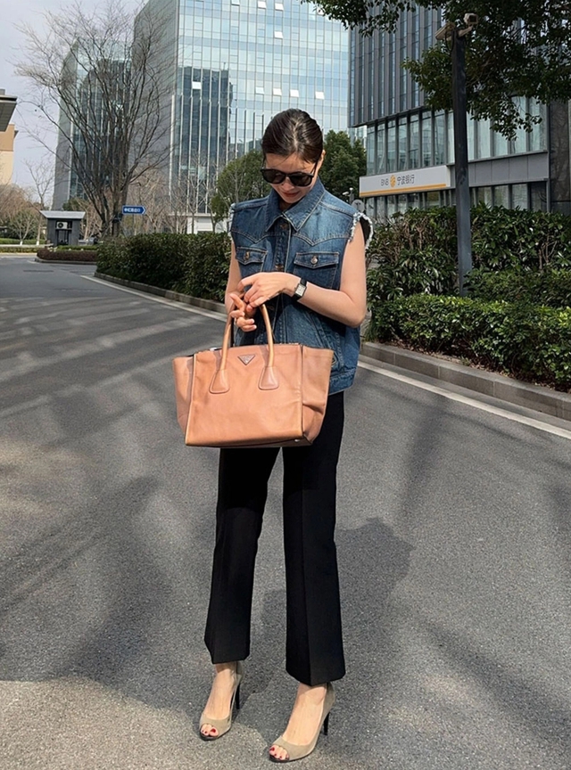 Áo gile denim, lựa chọn mới lạ cho những ngày gió thu- Ảnh 1.