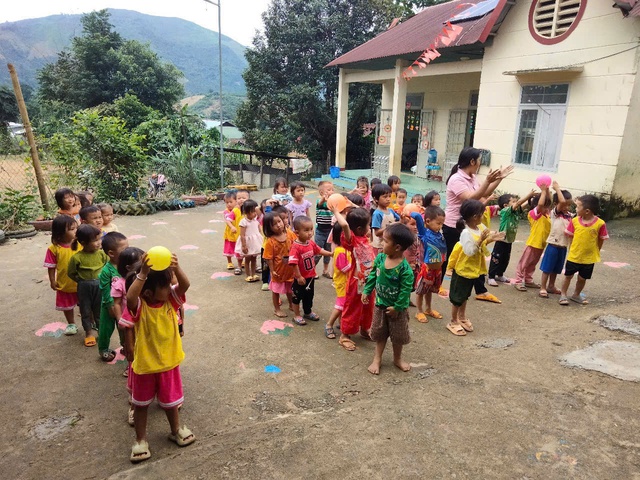 Hàng trăm trẻ mầm non ở Tà Đùng thiếu giáo viên và phòng học nghiêm trọng - Ảnh 1.