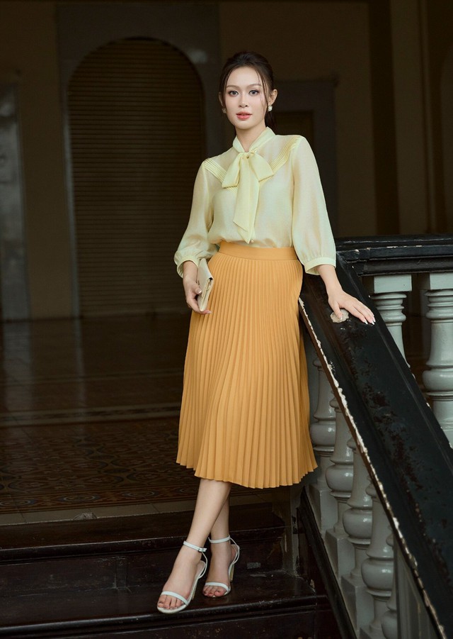 Phá vỡ giới hạn với 4 công thức phối chân váy công sở- Ảnh 3. Phá vỡ giới hạn với 4 công thức phối chân váy công sở- Ảnh 3.