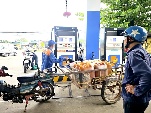 Gi&aacute; xăng dầu h&ocirc;m nay 18.8.2025: Giữ đ&agrave; giảm  - Ảnh 1.