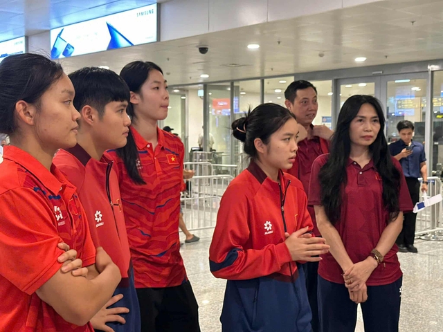 Đội tuyển bóng chuyền nữ U.21 Việt Nam về đến Hà Nội, khép lại hành trình bão dông!- Ảnh 3.