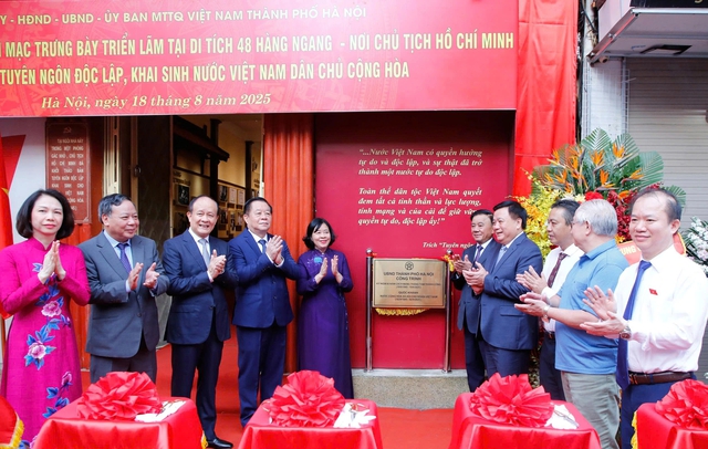 Gắn biển ngôi nhà nơi Chủ tịch Hồ Chí Minh viết Bản Tuyên ngôn độc lập - Ảnh 1.