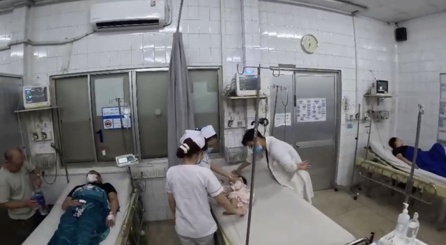 CSGT lao giữa dòng xe, chở bé gái co giật đi cấp cứu trong 12 phút- Ảnh 2.