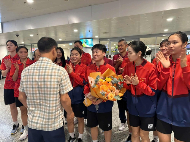 Đội tuyển bóng chuyền nữ U.21 Việt Nam về đến Hà Nội, khép lại hành trình bão dông!- Ảnh 2.