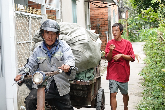 Người cha già nhặt ve chai nuôi con bị bệnh thiểu năng- Ảnh 1.