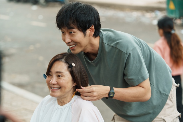 Phim có Hồng Đào - Tuấn Trần bị ‘vượt mặt’ ở phòng vé - Ảnh 2.