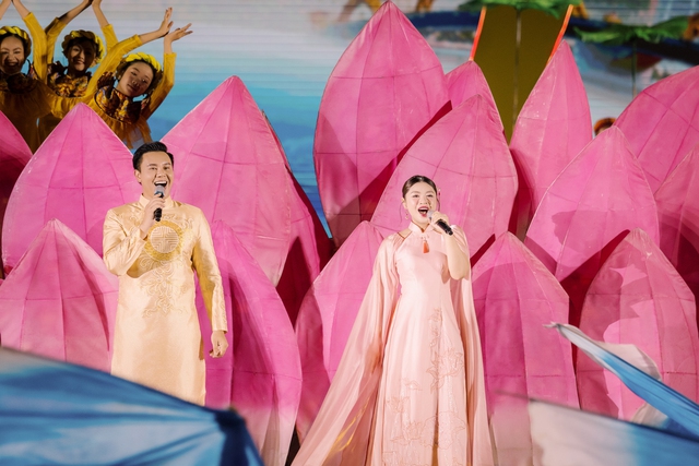 'Sao mai' Nguyễn Thu Hằng hát giữa non thiêng Yên Tử- Ảnh 3.