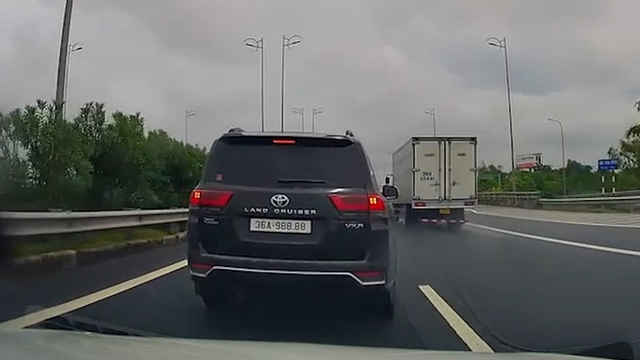 ‘Xe chủ tịch’ Toyota Land Cruiser phanh gấp, dừng ở làn 120 km/giờ suýt gây tai nạn - Ảnh 1.