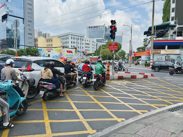 HCMC Traffic Police: Turning right at a red light is fined up to 20 million, except in these cases - Photo 3.