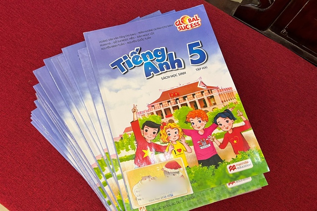 Vụ nghi sách giả ở Hà Nội: 2 trường phát hiện 204 quyển sách bất thường- Ảnh 1.