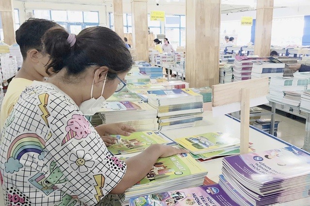 Bình đẳng tất cả sách giáo khoa được phê duyệt - Ảnh 2.