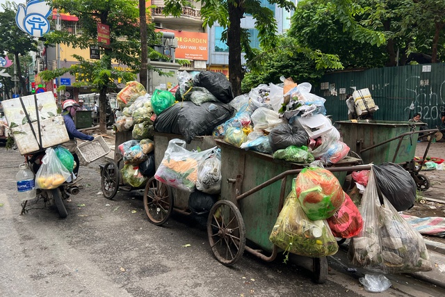 Hà Nội dự kiến tăng giá thu gom rác hơn 7 lần- Ảnh 1. Hà Nội dự kiến tăng giá thu gom rác hơn 7 lần- Ảnh 1.