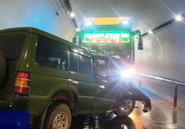 2 ô tô va chạm trong hầm Đèo Ngang, 2 người tử vong- Ảnh 1. 2 ô tô va chạm trong hầm Đèo Ngang, 2 người tử vong- Ảnh 1.