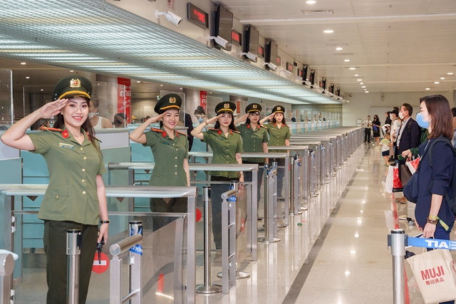 Giữ Tổ quốc bình yên qua công an cửa khẩu Tân Sơn Nhất tại TP . HCM - Ảnh 1.