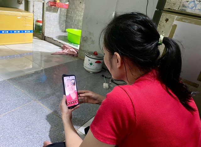 Chuyện cảm động của những cha mẹ xa con vì gánh nặng mưu sinh- Ảnh 1.