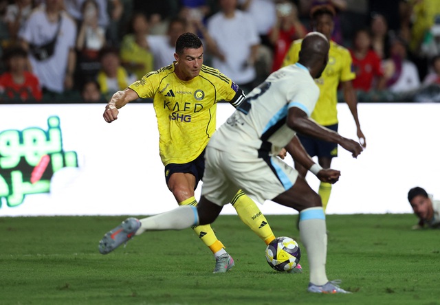 Ronaldo tỏa sáng khiến 40.000 CĐV sung sướng, Al Nassr vào chung kết Super Cúp dù chơi thiếu người- Ảnh 1.