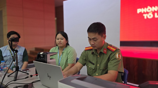 Công an TP.HCM đưa tài khoản định danh điện tử đến gần với người nước ngoài - Ảnh 2.