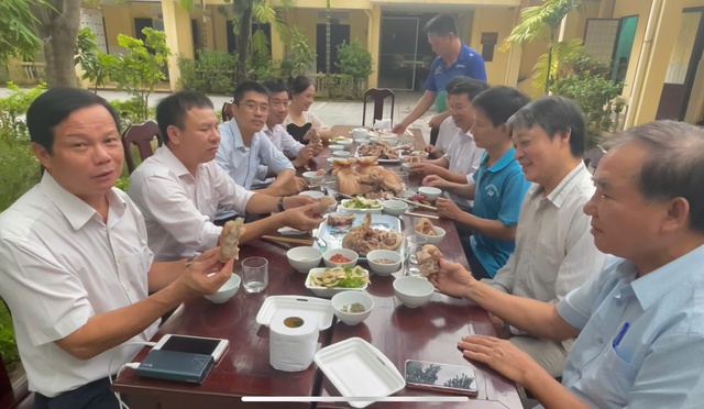Mukbang thịt heo của cán bộ thú y Huế gây sốt với hàng trăm ngàn lượt xem - Ảnh 1.